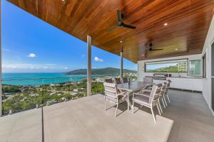 Un comedor con vista al mar en The View, en Airlie Beach