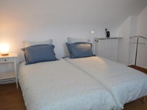 Ένα ή περισσότερα κρεβάτια σε δωμάτιο στο Gîte confortable avec jardin, proche de Tours, idéal pour familles, animaux acceptés. - FR-1-381-47