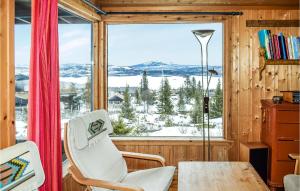 um quarto com uma grande janela e uma mesa e cadeiras em Amazing Home In Gol With House A Mountain View em Golsfjellet