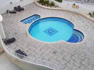 Utsikt mot bassenget på 303 El Rodadero, Apartamento Familiar , piscina , parqueadero eller i nærheten