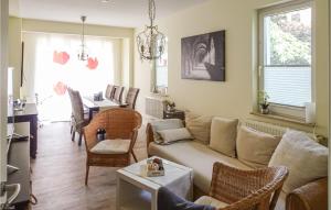 uma sala de estar com um sofá e uma mesa em 3 Bedroom Nice Home In Pinnow Ot Godern em Godern