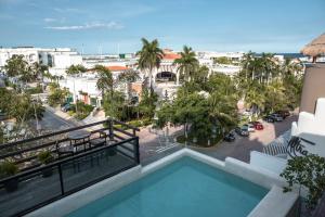 uma vista a partir da varanda de um edifício com piscina em Maui Hostels Playa del Carmen em Playa del Carmen