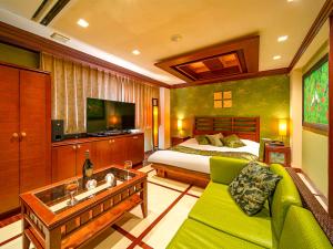 Hotel QT Senboku (Adult Only) في ساكاي: غرفه فندقيه بسرير واريكه