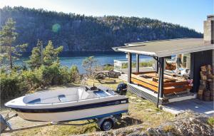 un barco está estacionado junto a una casa en Beautiful Home In Drbak With Wifi, en Drøbak