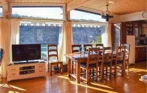 comedor con mesa y TV en Beautiful Home In Drbak With Wifi, en Drøbak