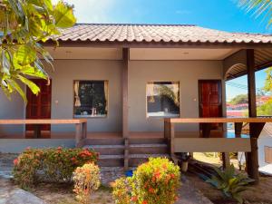 Cette petite maison dispose d'une terrasse couverte. dans l'établissement Phupha Bungalow Haad Rin, à Haad Rin 46 autres photos