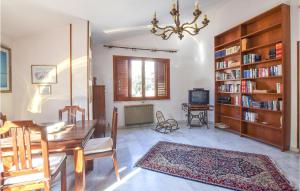 ein Wohnzimmer mit einem Esstisch und einem Kronleuchter in der Unterkunft 3 Bedroom Gorgeous Home In Reggio Calabria in Reggio di Calabria