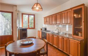 eine Küche mit einem Holztisch und einem Esszimmer in der Unterkunft 3 Bedroom Gorgeous Home In Reggio Calabria in Reggio di Calabria