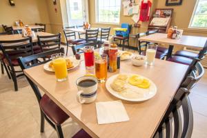 布兰森Rosebud Inn的摆放着早餐食品和饮料的桌子