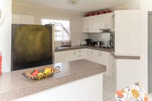 una cocina con un bol de fruta en una barra en Aqua Villa en Willemstad