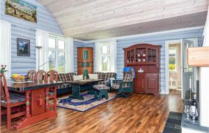海姆瑟達爾的住宿－Nice Home In Hemsedal With Sauna，客厅拥有蓝色的墙壁和桌椅