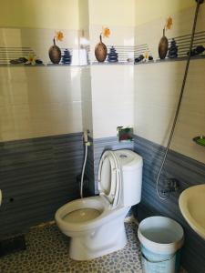 y baño con aseo y lavamanos. en Khách Sạn Thiên Trí Lý Sơn en Ly Son