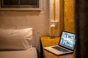 TV a/nebo společenská místnost v ubytování Loft Hostel Koh Tao