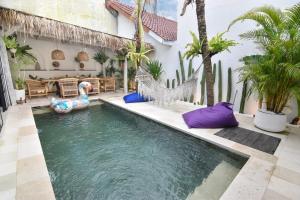 - une piscine dans l'arrière-cour d'une maison dans l'établissement Jogja Life Villas with Private Pool, à Timuran