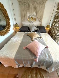 - une chambre avec un grand lit et un miroir dans l'établissement LE PARADIS ZEN 1er ETAGE ET RDC VUE PLAGE ET MER STE ANNE, à Sainte-Anne