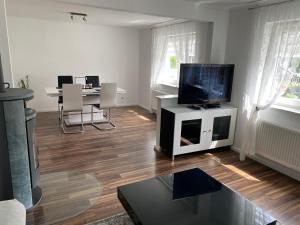 Televisyen dan/atau pusat hiburan di Ferienhaus Klaus-Groth
