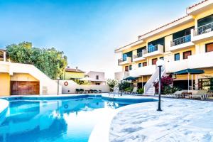Bazén v ubytování Orestis Hotel Sea View Apartments nebo v jeho okolí