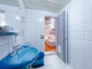 bagno con lavandino blu e servizi igienici di Chrysler Hotel a Taipei