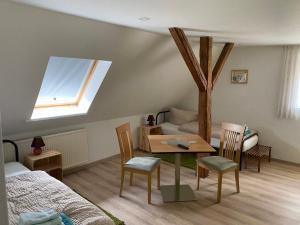 um quarto com uma cama, uma mesa e uma árvore em Bett & Bike Hansehof em Salzwedel