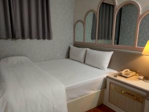 Letto o letti in una camera di Chrysler Hotel