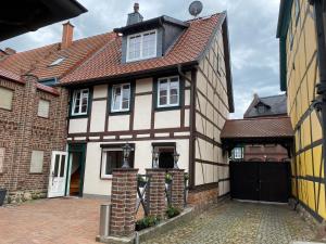 une maison blanche et brune avec un toit dans l'établissement Bett & Bike Hansehof, à Salzwedel