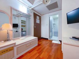 台北的住宿－客來思樂行旅，客房内设有带水槽的浴室和电视