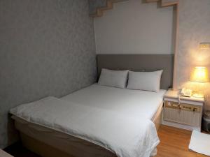 Letto o letti in una camera di Chrysler Hotel