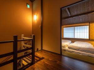una habitación con una litera y una ventana en 慶有魚·石塀(Kyotofish·Ishibei)*近祗园八坂神社2分钟*全屋地暖赏庭浴缸*百年町屋, en Kioto