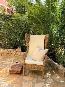 wiklinowy fotel z poduszką na patio w obiekcie Casa Sol with private terrace, garden, pool, beautiful view w mieście Port de Soller