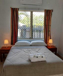 Postel nebo postele na pokoji v ubytování Cooktown Motel