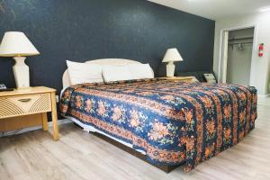 Postel nebo postele na pokoji v ubytování Studio Inn and Suites