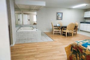 Kuchyň nebo kuchyňský kout v ubytování Studio Inn and Suites