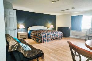 Llit o llits en una habitació de Studio Inn and Suites