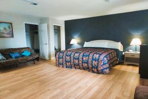 Postel nebo postele na pokoji v ubytování Studio Inn and Suites