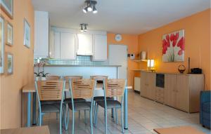 een keuken en eetkamer met een tafel en stoelen bij Amazing Apartment In Oostende With Wifi in Oostende