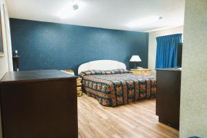 Postel nebo postele na pokoji v ubytování Studio Inn and Suites