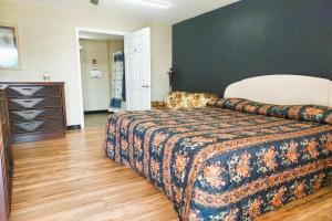 Postel nebo postele na pokoji v ubytování Studio Inn and Suites