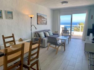 Posezení v ubytování Casa Aita - refurbished apartment with unparalleled sea view