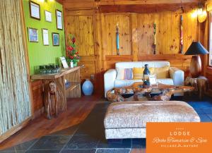 un soggiorno con divano e tavolo di Lodge Roche Tamarin a La Possession