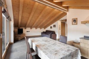 a dining room with a table and chairs at Baita Nicoletta Dream Attic in Livigno
