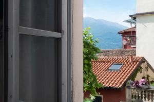 uma janela aberta com vista para um telhado em Varenna Boulevard em Varenna