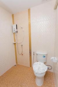 uma casa de banho com um WC e um chuveiro em Get Sleep @ท่าศาลา em Ban Pho Tai