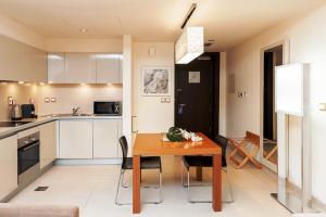 Una cocina y un comedor con una mesa de madera. en Radisson Blu Residence, Dubai Marina, en Dubái 47 fotos más