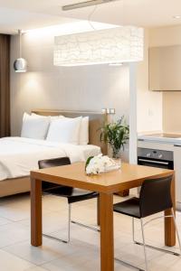 Una cocina y un comedor con una mesa y una cama. en Radisson Blu Residence, Dubai Marina, en Dubái