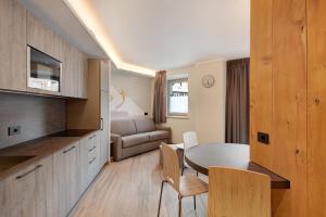 リヴィーニョにあるWind Mountain Planet Suite Houseのテーブルと椅子のあるキッチンとリビングルーム