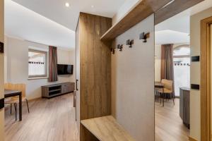 una camera con porta scorrevole e una sala da pranzo di Ice Mountain Planet Suite House a Livigno