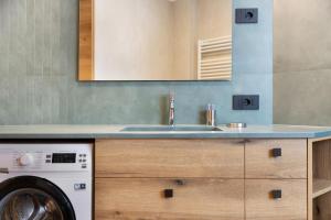 una cucina con lavello e lavatrice di Ice Mountain Planet Suite House a Livigno Altre 16 foto