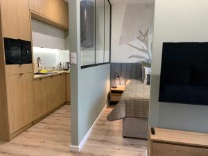 Kuchyň nebo kuchyňský kout v ubytování Ukiel Park Green Apartament