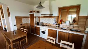 A kitchen or kitchenette at A 2 Passi dal Lago