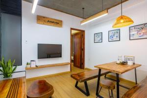 Televisyen dan/atau pusat hiburan di KenKeSu- 2 adjacent floors -4BRs- Free airport pick up&drop off from 2 nights